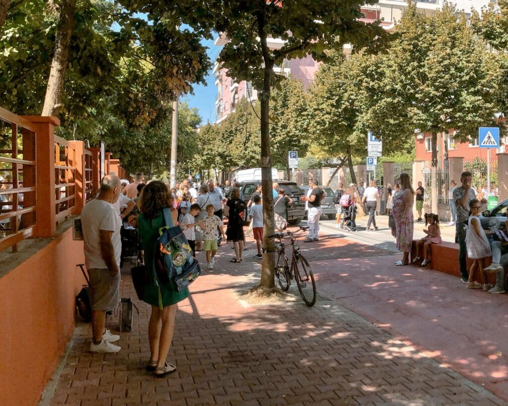 Tirana, na Albânia, cria quarteirões escolares para melhorar a segurança dos percursos das crianças